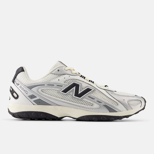 New Balance 204L in Silver Metallic / Black